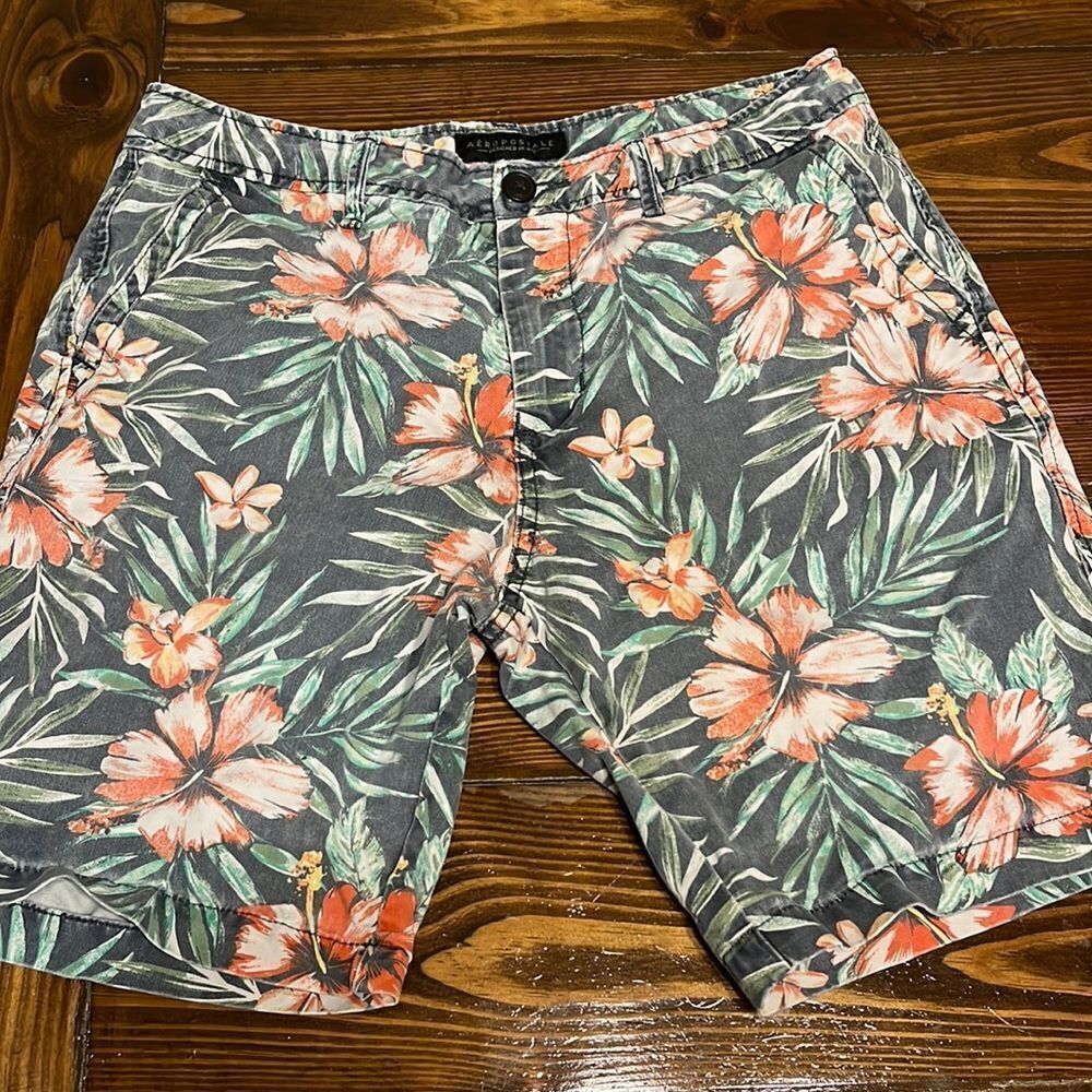 NWOT Aeropostale Mens Hawaiian Pattern Shorts Size 31